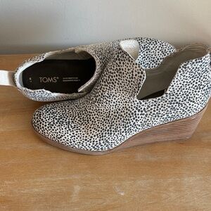 TOMS Womens Kallie Wedge Booties in Mini Cheetah Suede
